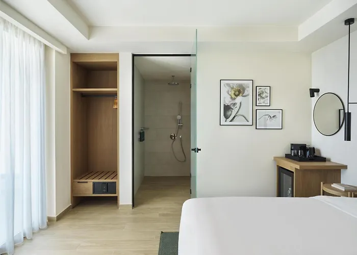 Hilton Garden Chania מלון