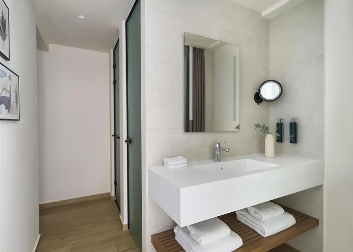 Hotel Hilton Garden Chania 4*